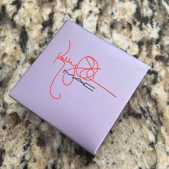 💕⚡️Mac x Kelly Osborne Jolly Good Mineralized Skinfinish - Picture 9 of 10